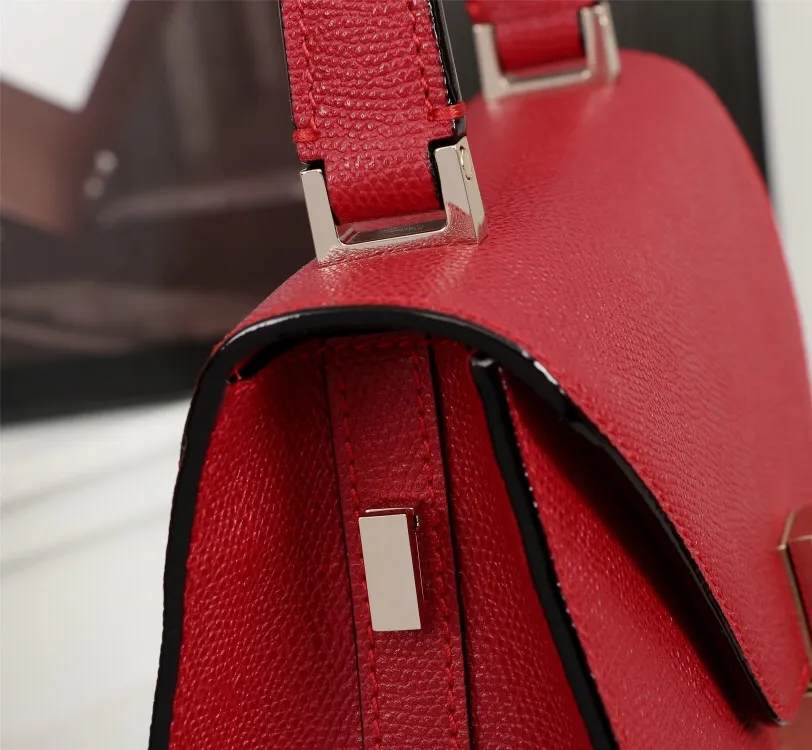 In stock👉Original small size big red👉Valextra Valextra Iside, known as Italian Hermès, is one of the most representative designs of Valextra. There is no obvious logo, but the simple collective line design is very recognizable, full of architectural art, and shows a capable and intellectual style. It is made of imported palm-print lining cowhide, with up to five stitches of handwork, and the shiny oil edges test the skill of the craftsman. Small size: 22Cm